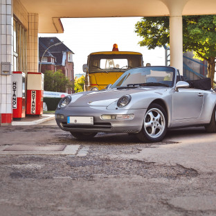 Porsche 911 an alter Tankstelle