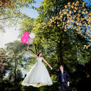 Levitationshooting mit Luftballons bei Hochzeit