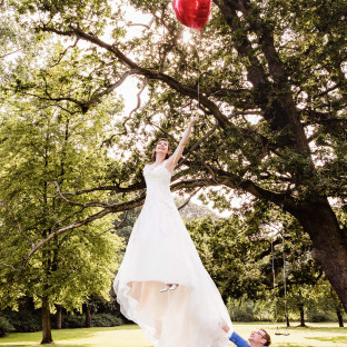 Braut fliegt mit Luftballons. Foto vom Hochzeitsfotografen