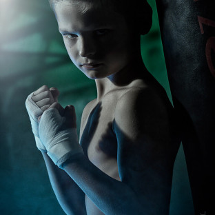 Boxerfoto mit Jungen im Fotostudio Pinneberg bei Chris Reiner