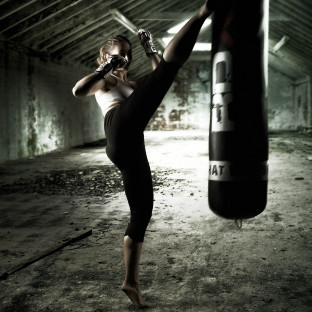 Tolles Kickboxfoto von schöner Frau, Fotograf: Chris Reiner